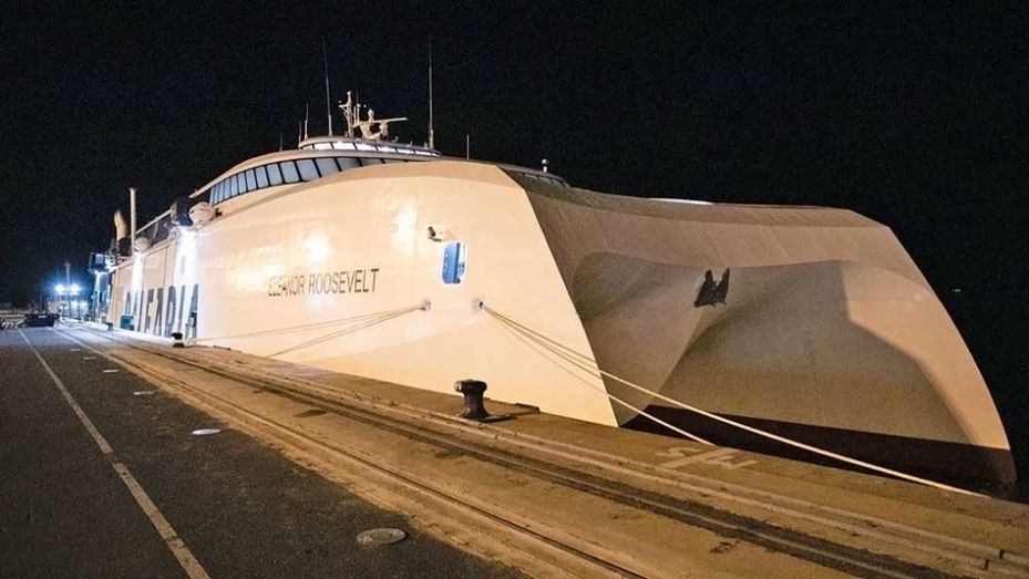 Pilar Miranda visita el fast ferry 'Eleanor Roosevelt’ en escala técnica en el Muelle Sur para hacer ‘bunkering’ de GNL