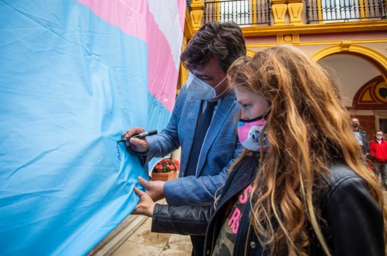 La bandera trans que recorre España llega al Ayuntamiento de Huelva para reivindicar 'la libertad de elegir'