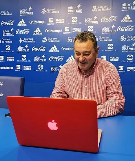 Carlos Pouso no hará revoluciones: 'Si ahora vengo con mi libro como el difunto Umbral sería un poco farragoso'