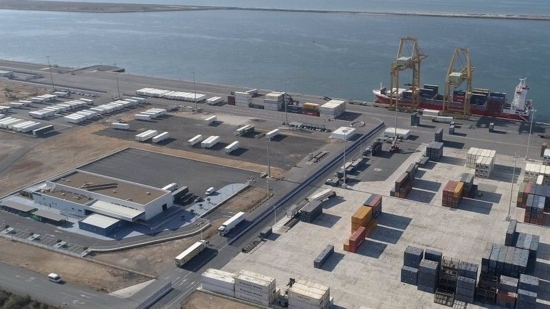 Investigan el origen de una mancha de aceite pesado en la zona del Muelle Sur del Puerto de Huelva hacia Mazagón