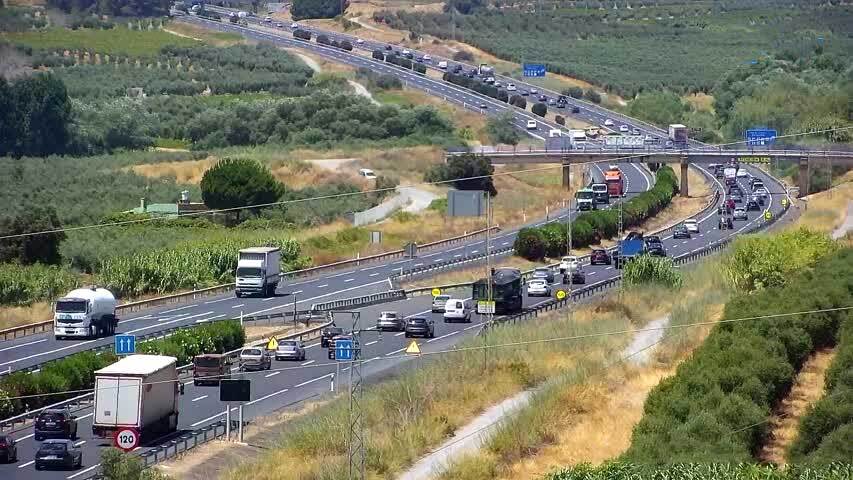 Un accidente que se salda sin heridos complica la operación retorno en la A-49
