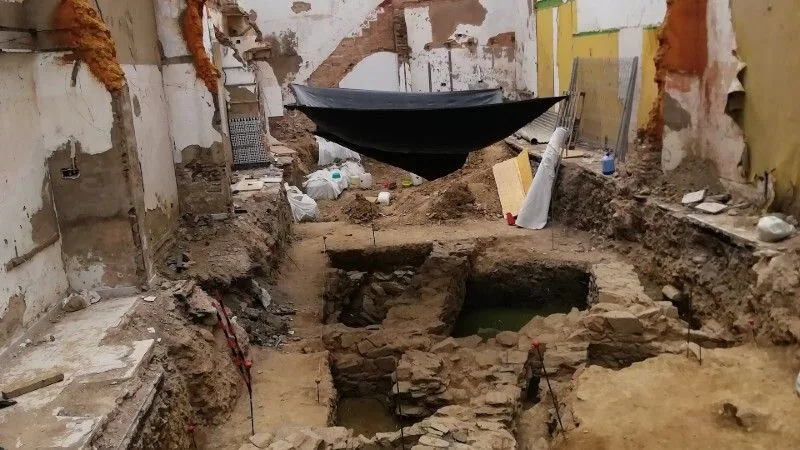 ¿Qué esconde el edificio de Hacienda? : descubierto el muelle tartésico de Huelva en las obras