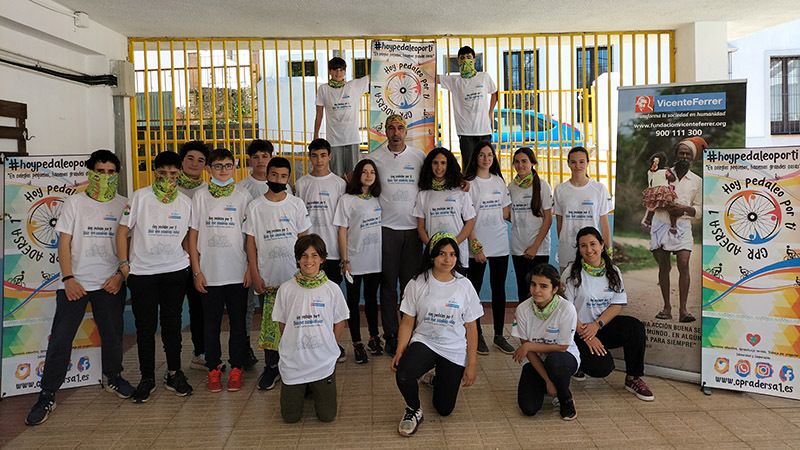Veinte escolares viajan por toda Huelva en bicicleta para colaborar con la educación de niñas de la India