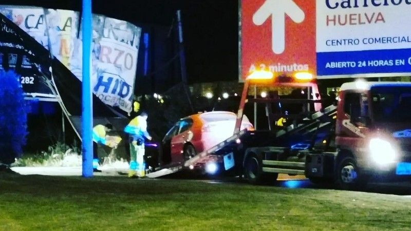 Un vehículo se empotra en el Paseo Marítimo y dos conductores ebrios se pasean por la ciudad