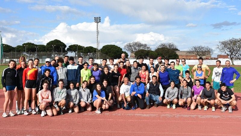 Fernando Carro y Adrián Ben, entre los 73 atletas que entrenan esta Semana Santa en Punta Umbría