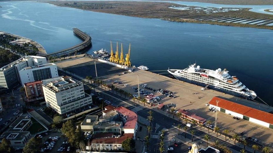 El Muelle de Levante recibe la primera escala del buque de cruceros francés de lujo 'Le Bougainville'