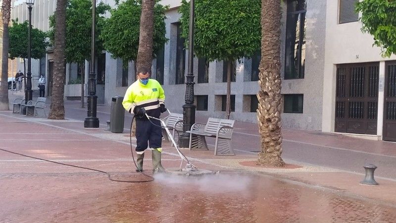 Un dispositivo especial de limpieza retira la cera de las procesiones de Semana Santa de calles y vías