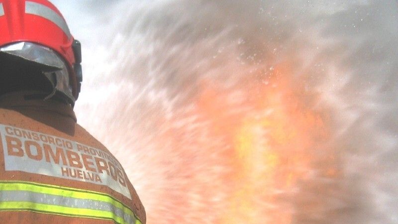 Explosiona un coche tras caer por un puente a cuatro metros de altura en Campofrío