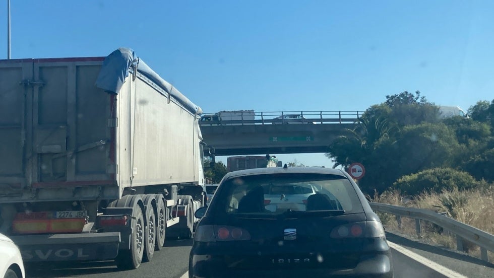 Colapso en el puente del Odiel por un accidente