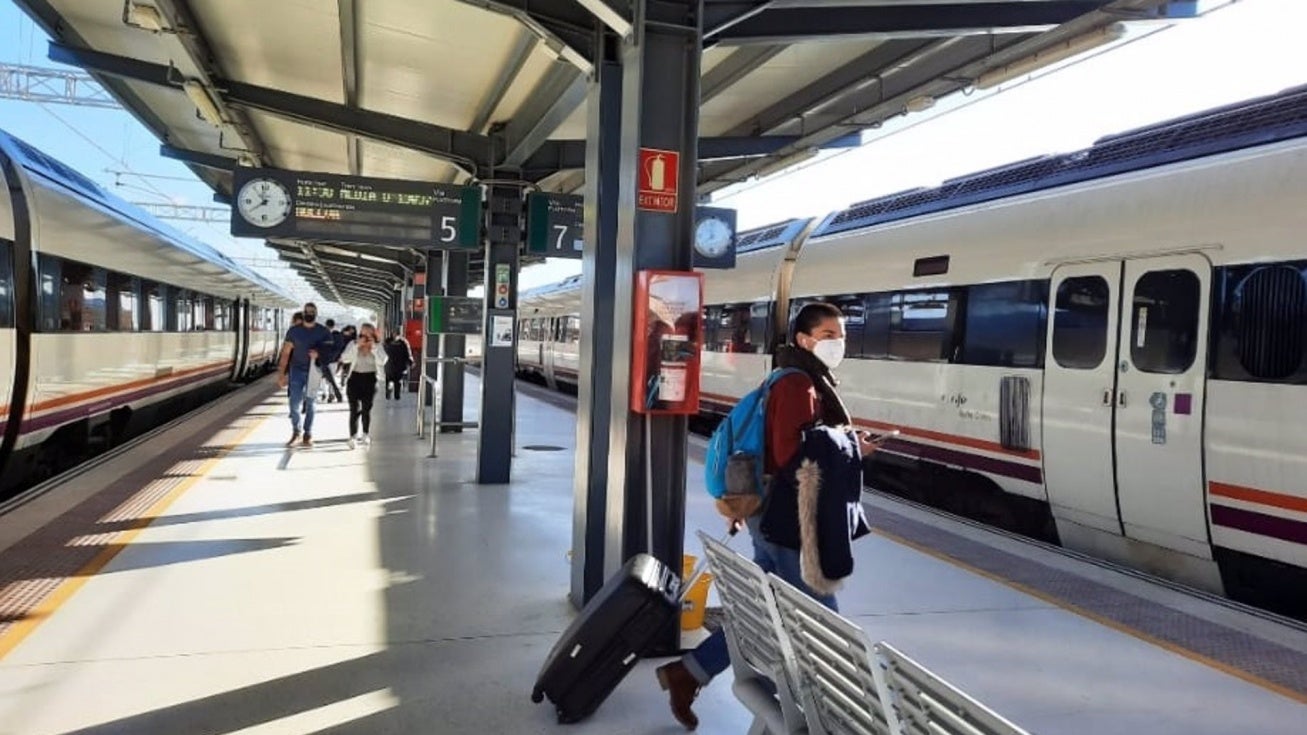 Enésimo retraso en el Alvia Huelva-Madrid: Indignación en los viajeros tras llegar más de hora y media tarde