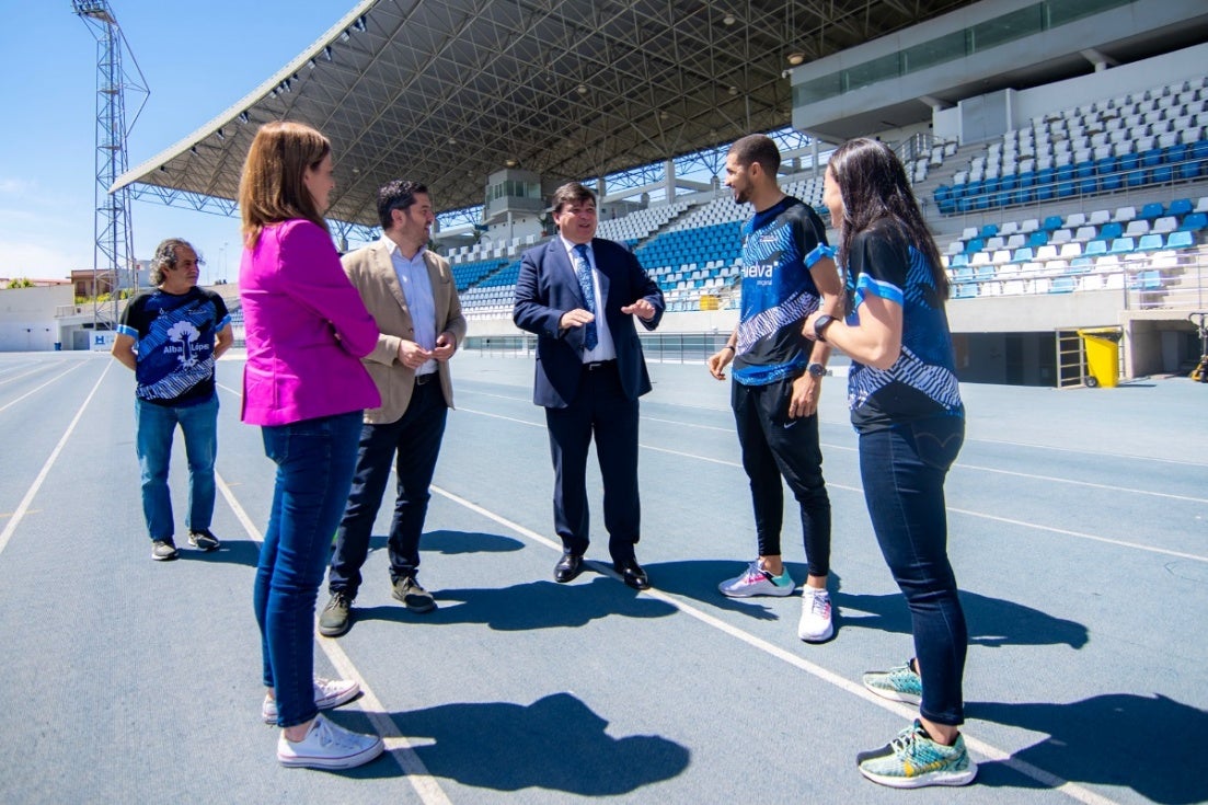 Zakaria Boufaljat se estrena como embajador de la marca Huelva Original en el Nacional Universitario