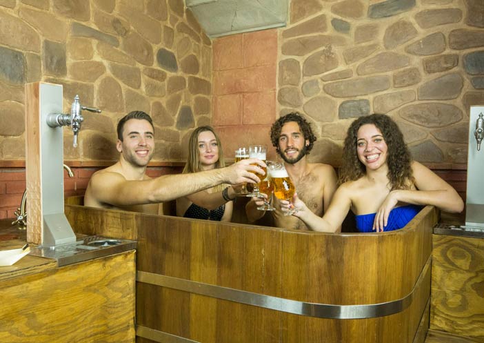 ¿Cómo es la cerveza en la que te bañas en el 'Beer spa' de Islantilla?