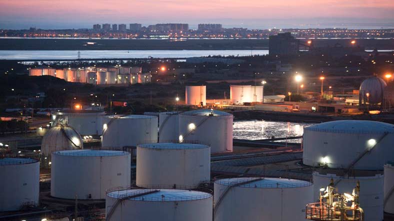 Más de 2.000 trabajadores de 80 empresas auxiliares participan en la parada más importante de la historia de la refinería