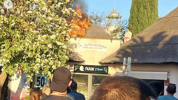 Una bengala lanzada “por diversión” provoca un incendio en el centro comercial  El Faro de El Rompido