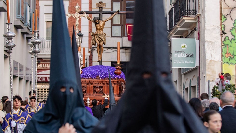 La Semana Santa de Huelva vive su jornada más clásica como preludio a la Madrugá