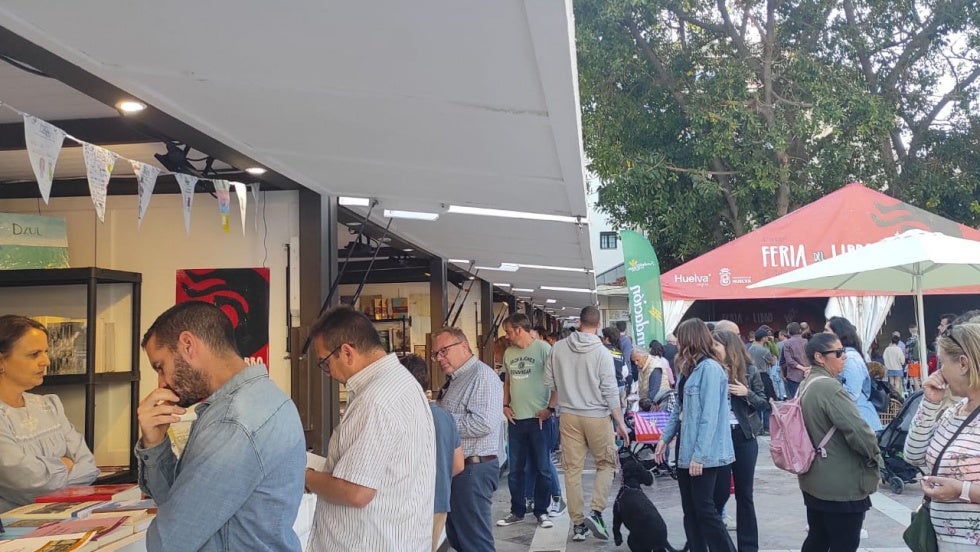 Cientos de personas han pasado por el stand de Diputación desde que empezó la Feria del Libro