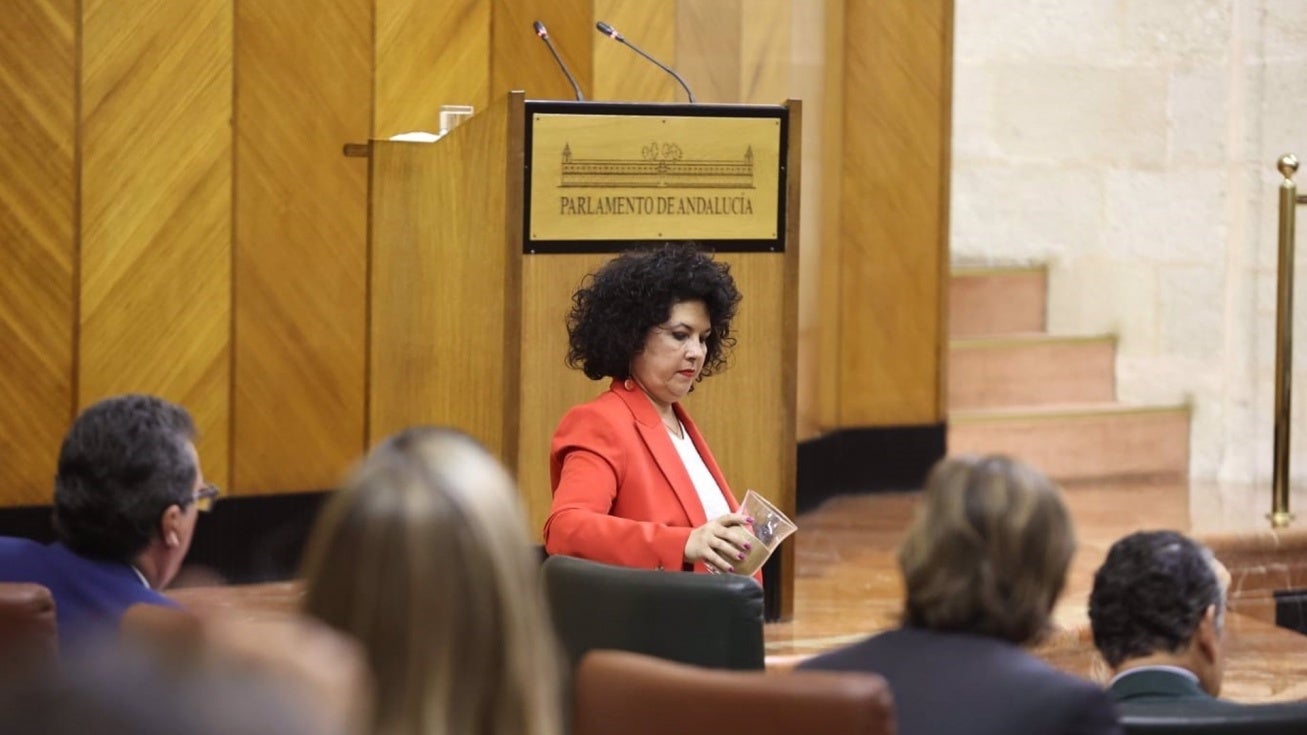Tensión en el Parlamento Andaluz: Adelante echa arena en el escaño de Moreno Bonilla