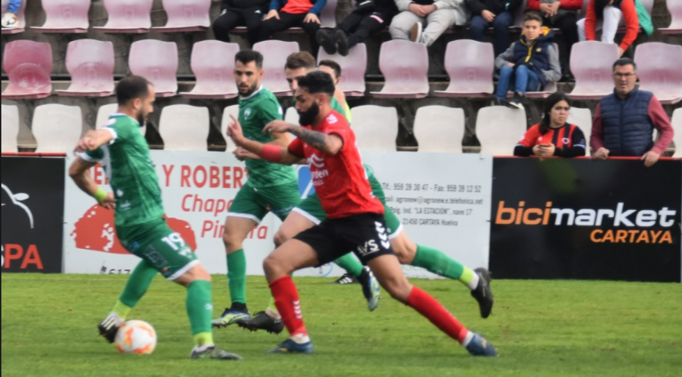 El Ayamonte se salva momentáneamente y el Cartaya desciende y acaba con siete futbolistas