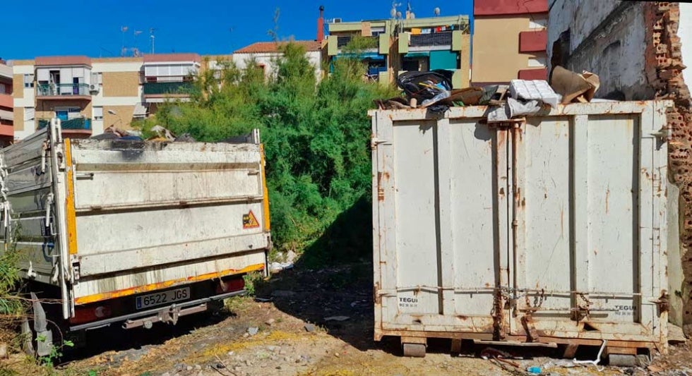 El Ayuntamiento desmantela un asentamiento chabolista en un solar de El Molino