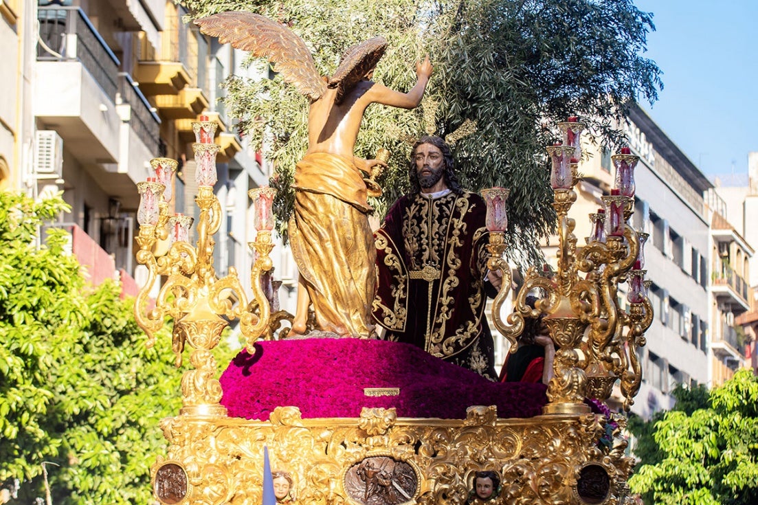 La Semana Santa de Huelva vive su jornada más clásica como preludio a la Madrugá