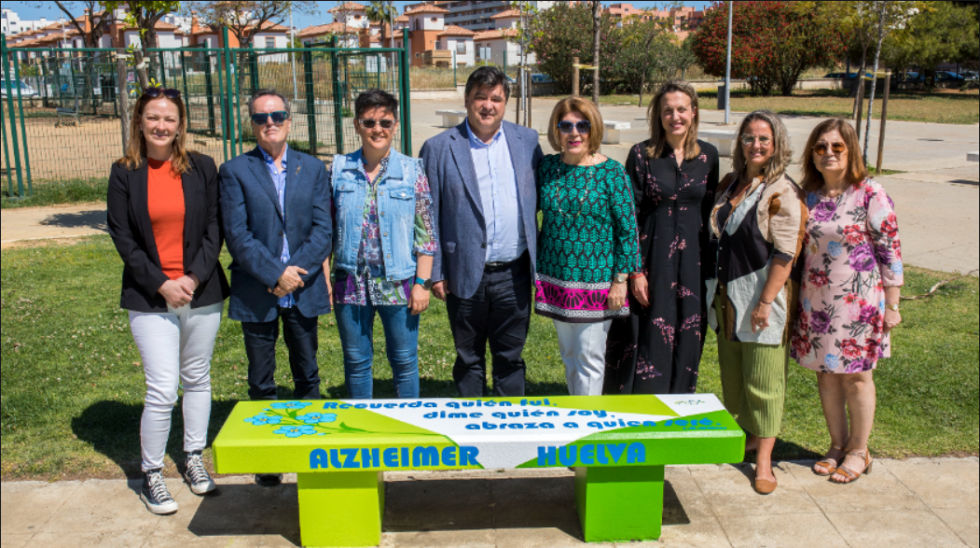 Banco dedicado a los familiares de los enfermos de Alzheimer en el Parque Antonio Machado