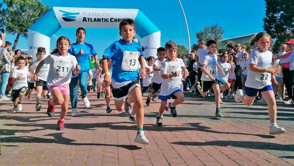 La carrera benéfica 'Kilos por kilómetros' reúne a 300 niños en el Paseo de la Ría de la capital