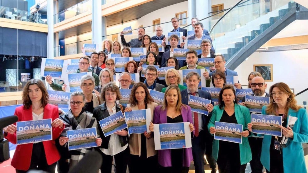 Eurodiputados protestan en la Eurocámara por la ley de regadíos en Doñana