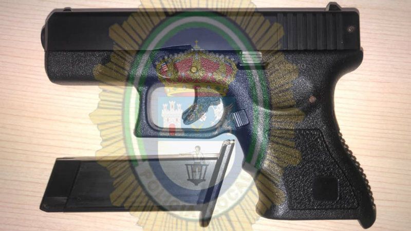 Un varón amenaza con un arma simulada a una conductora y minutos después los agentes lo localizan oyendo misa en una iglesia
