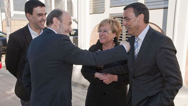 PSOE y Ciudadanos suspenden sus actos de campaña de hoy tras el fallecimiento de Pérez Rubalcaba