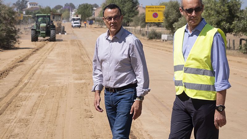 Caraballo visita en El Rocío algunos de los caminos que la Diputación está arreglando para la Romería