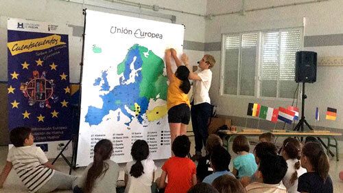 La Diputación presenta su cuentacuentos sobre la Unión Europea para niños de toda la provincia
