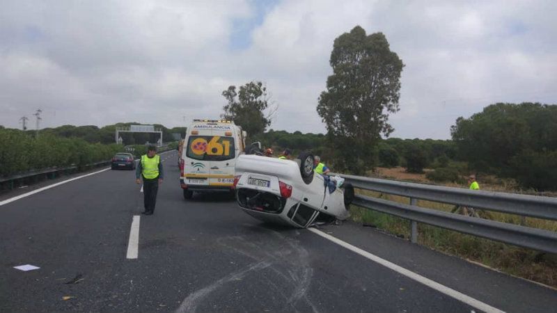 Trasladan al hospital a una joven de 19 años tras volcar su vehículo en la autovía de Punta a Huelva