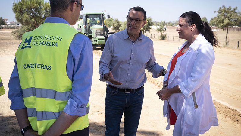 Caraballo visita en El Rocío algunos de los caminos que la Diputación está arreglando para la Romería