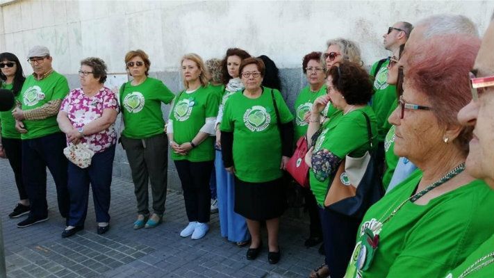 Los familiares del doble crimen de Almonte se reúnen con la subdelegada para hacerle ver los 'insultos, calumnias y difamaciones' que reciben