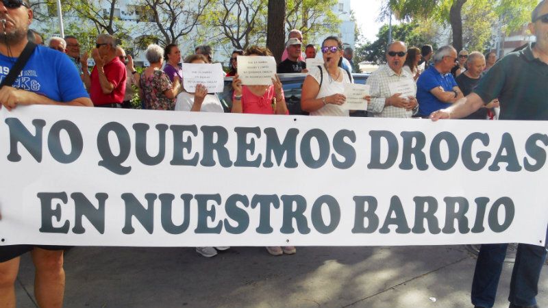 Los vecinos de la Avenida Costa de Luz creen que Gabriel Cruz hace una 'dejadez de funciones'