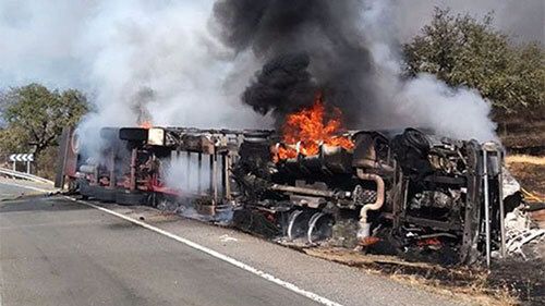 Estabilizado el incendio de La Nava provocado por un camión accidentado