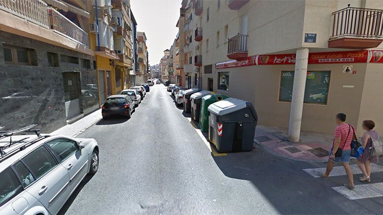 Un incendio de contenedores alcanza a cuatro coches y la fachada de una iglesia evangelista