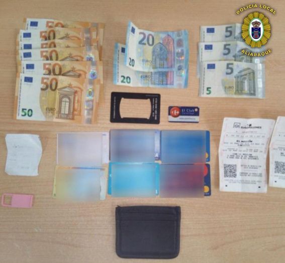 Una vecina de Aljaraque le entrega a la Policía Local una cartera con documentación personal y más de 350 euros en efectivo