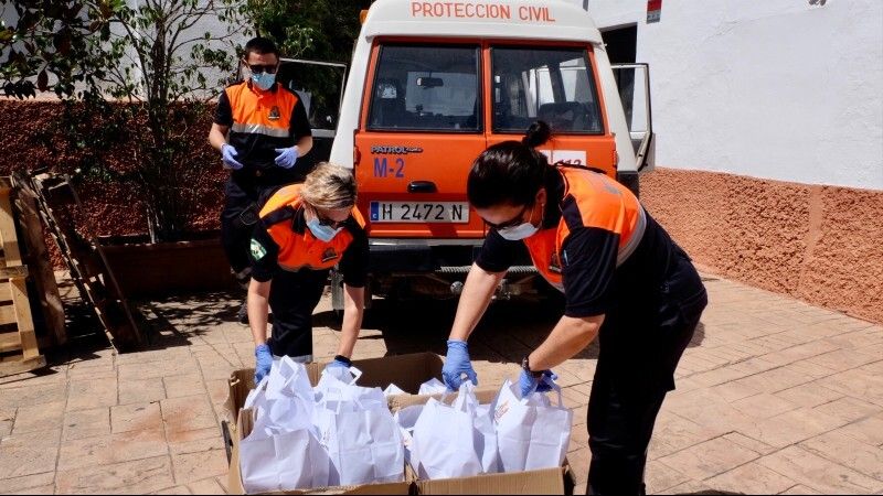 La Fundación Cepsa y el Ayuntamiento dan continuidad a la “cocina de emergencia” para llevar menús a familias afectadas por el Covid-19