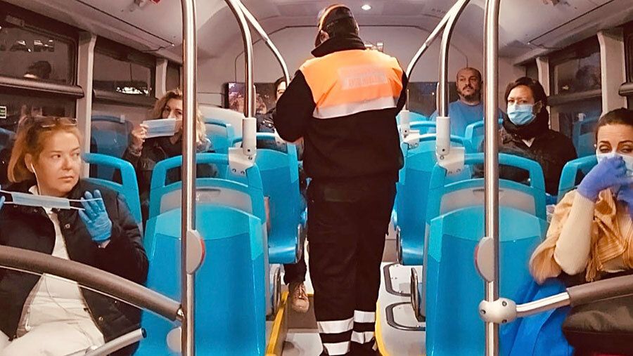 El Gobierno obliga a llevar mascarillas en el transporte público a partir del lunes