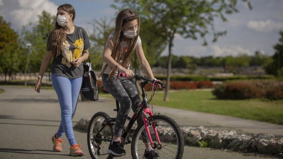 El Gobierno estudiará si hace falta cambiar el horario de salida de los niños ante las altas temperaturas