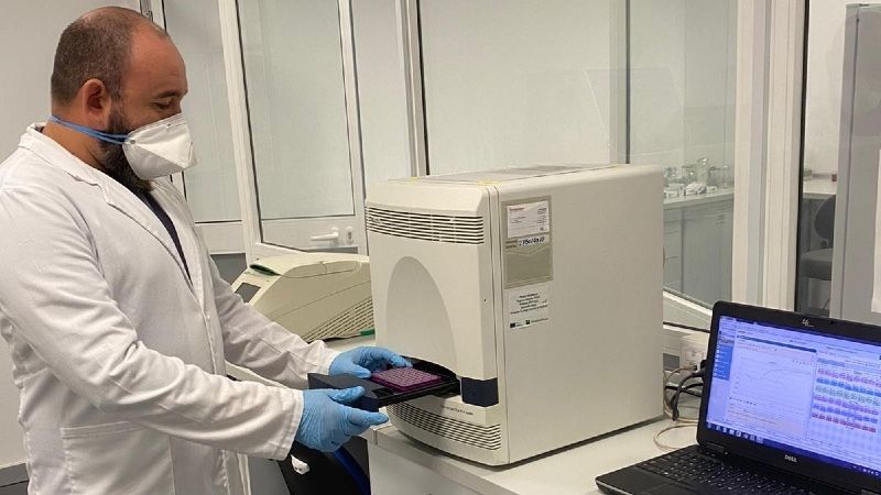 Un laboratorio onubense ofrece un test para detectar la presencia del coronavirus en superficies de trabajo