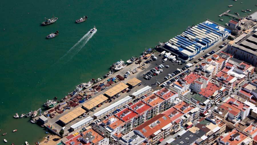 La Junta invierte 1,5 millones en los accesos y la barrera antioleaje del puerto de Punta Umbría 