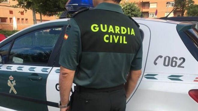 Trata de agredir a un vecino con un objeto punzante y minutos después intenta autoinmolarse con un bidón de gasolina