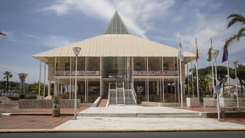 El Ayuntamiento de Punta Umbría pide a los establecimientos que 'no invadan' la vía pública con los expositores