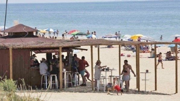 Chiringuitos solicitan a la Junta la ampliación de la superficie de sus terrazas