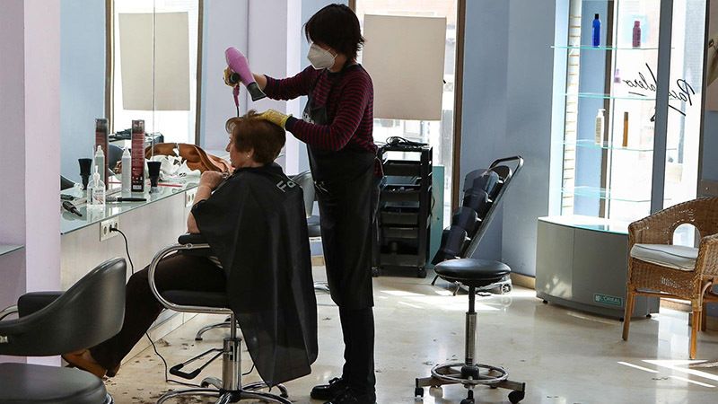 Las peluquerías cuentan con listas de espera pero 'solo cubren gastos'