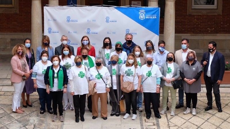 Integrantes de la Asociación FibrOnuba leen un manifiesto con motivo del Día Internacional de la Fibromialgia