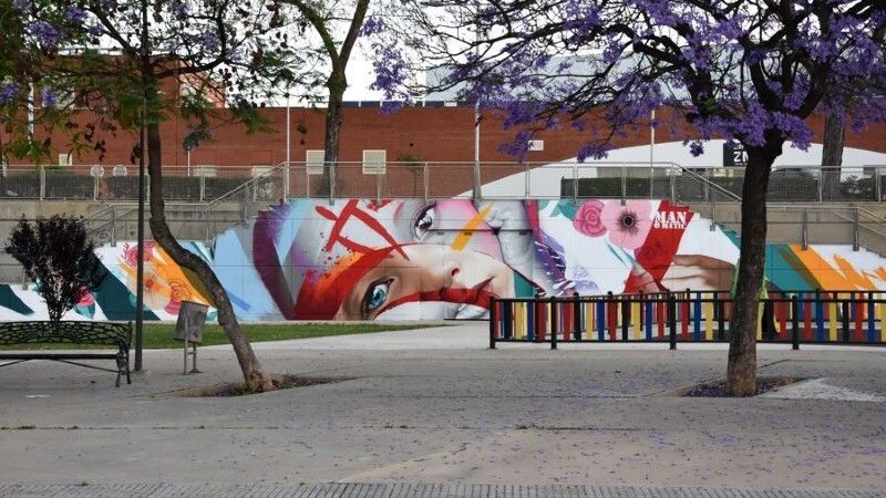 Un simbólico grafiti del artista Manomatic reivindica la cultura en un parque de Moguer