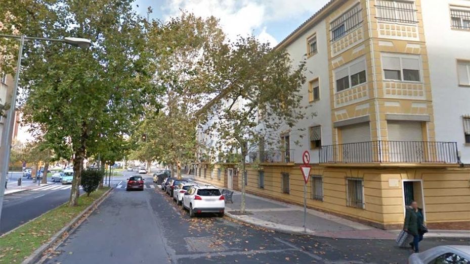 Hospitalizado un hombre por inhalación de humo tras incendiarse su casa en la capital